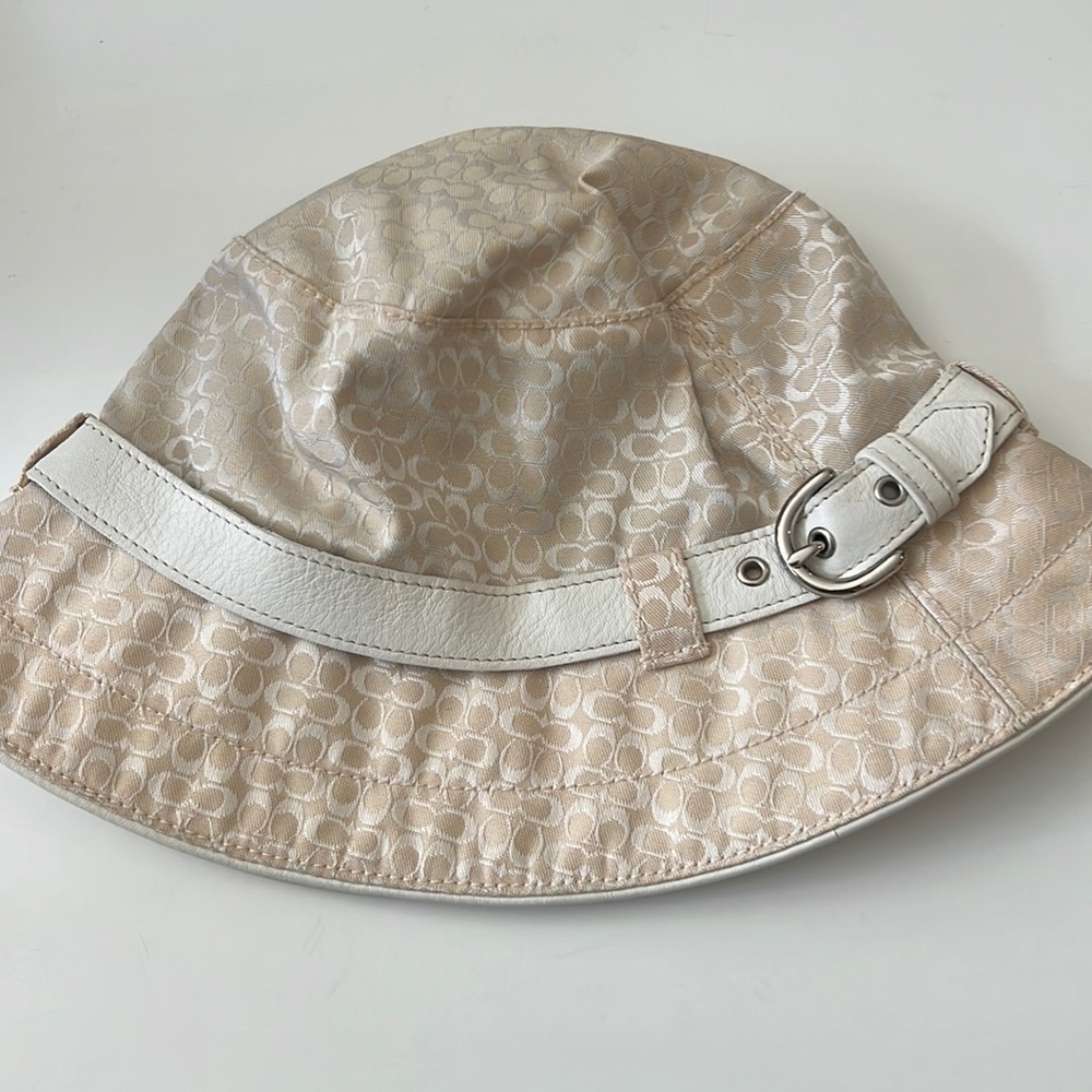 Coach bucket hat white and cream